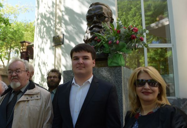 В Столице Урала открыли памятник Онисиму Клеру