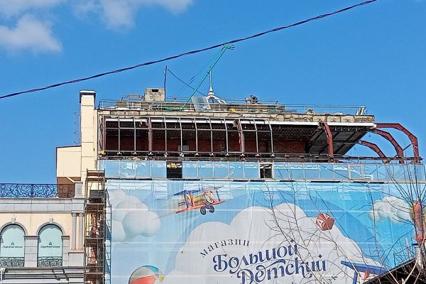 В Екатеринбурге начали разбирать стеклянный купол «Покровского пассажа»