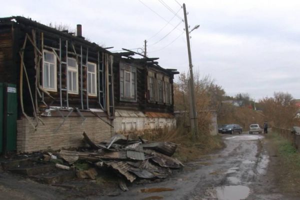 В Каменске-Уральском сотрудник ГИБДД спас жителей горящего дома