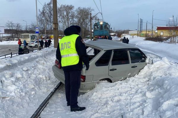 В Нижнем Тагиле женщина на легковушке попала под поезд