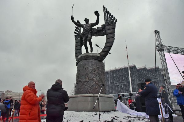 У «Екатеринбург Арены» болельщиков встречает «король бенди» Николай Дураков