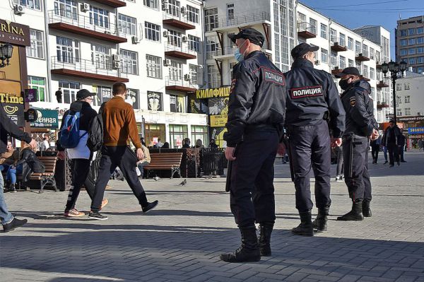 На Вторчермете банда подростков терроризирует двор