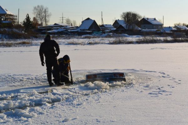 В Алапаевске под лед провалился ВАЗ: один человек погиб
