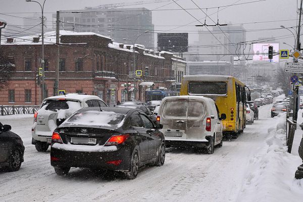 Екатеринбург погряз в девятибалльных пробках из-за снегопада