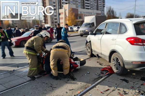 В ГИБДД рассказали подробности ДТП на ЖБИ, где на трамвайных путях автомобиль сбил мотоциклиста