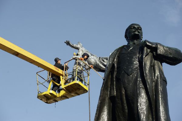 В Екатеринбурге помыли памятник Ленину