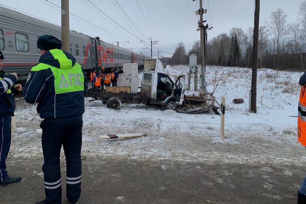 На Среднем Урале поезд снес «Газель» на железнодорожном переезде