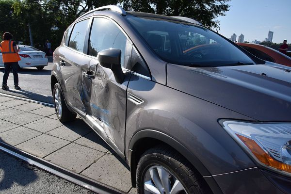 Екатеринбурженке выплатят более 750 тысяч рублей за разбитый в яме автомобиль