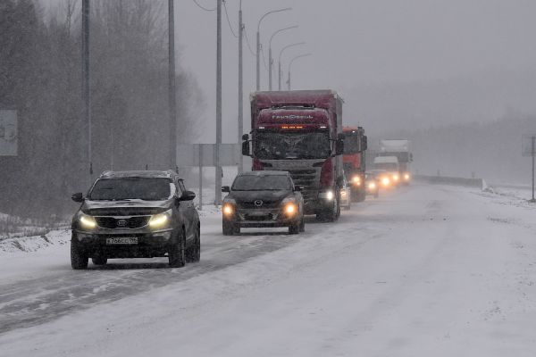 Из-за снегопада на трассе из Екатеринбурга в Курган закрыли движение автобусов