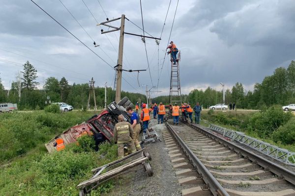 В Свердловской области КАМАЗ столкнулся с поездом и улетел в кювет