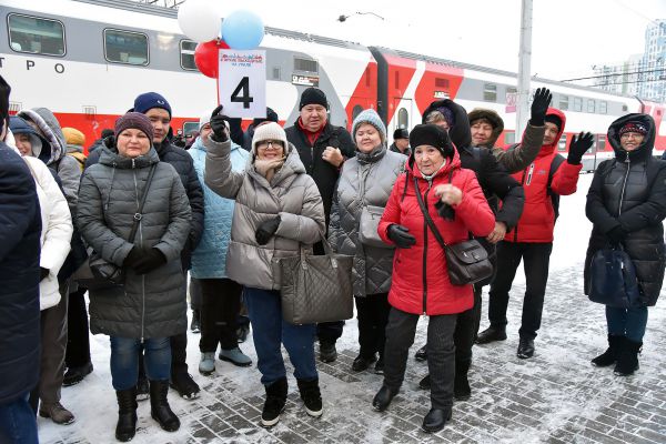 Двухэтажный туристический поезд привез первых гостей из Самары на Урал