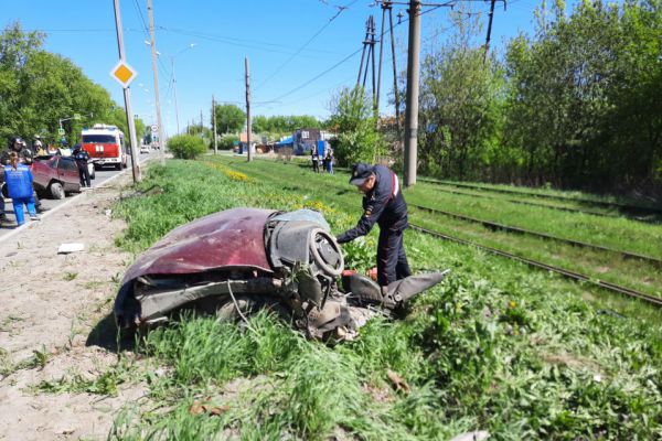 В Нижнем Тагиле в аварии погиб автомобилист, его машину разорвало на две части