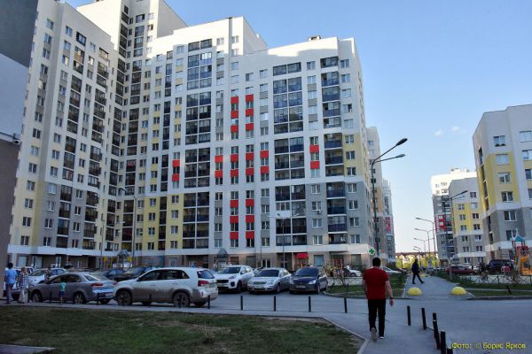 Жителей ЖБИ терроризируют наркоманы в подъезде. Они оставляют шприцы на лестничной клетке