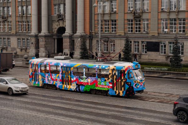 По Екатеринбургу начал курсировать арт-трамвай