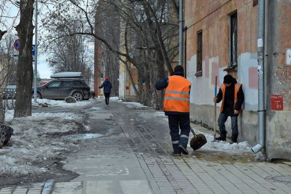 Мэр распорядился очистить Екатеринбург от снега к 30 марта