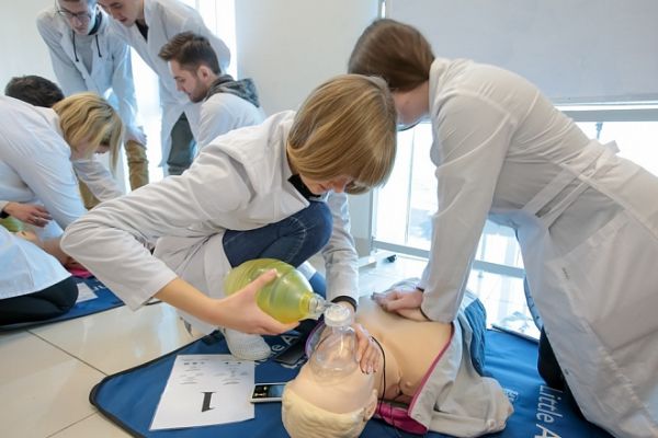 Бесценный опыт: заслуженные врачи вместе с Минздравом будут развивать институт наставничества