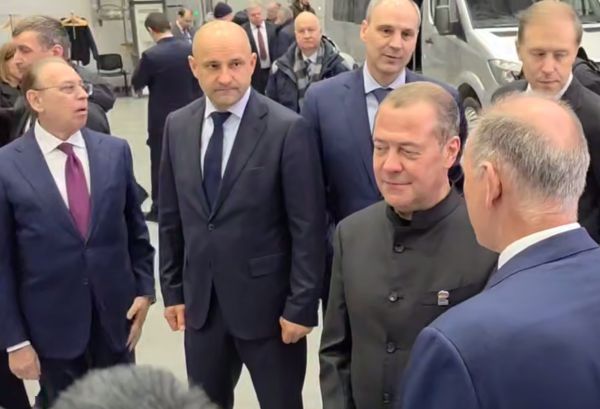 Дмитрий Медведев прилетел на Средний Урал, чтобы поучаствовать в партийном форуме и оценить создание высокоскоростного поезда