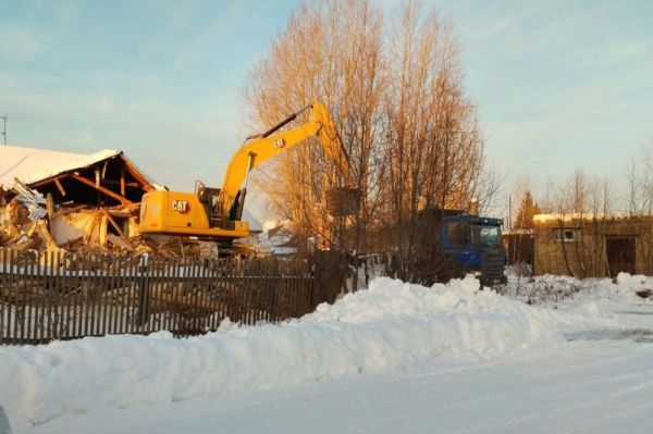 В поселке Билимбай снесли два аварийных дома, построенных более  70 лет назад