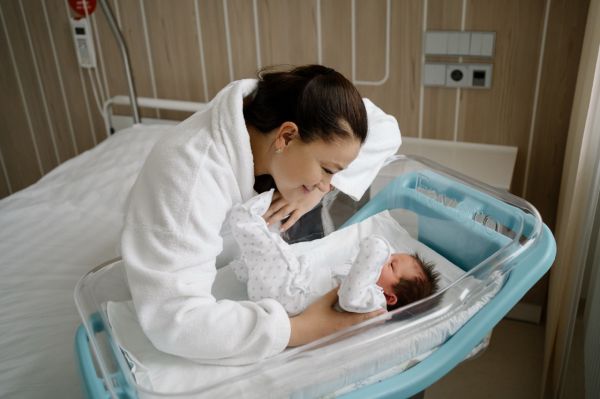 Глава региона поздравил свердловчанок с Днем матери