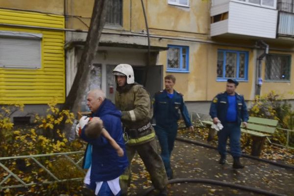 Страшный пожар в Ревде: дети оказались запертыми в горящей квартире