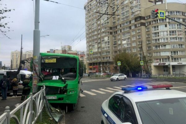 В Екатеринбурге 12 человек попали в больницу из-за ДТП с автобусом