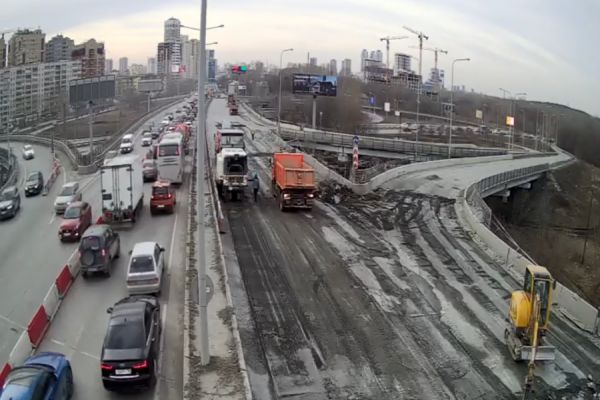 Власти Екатеринбурга организовали видеоконтроль за  ремонтом дорожной развязки