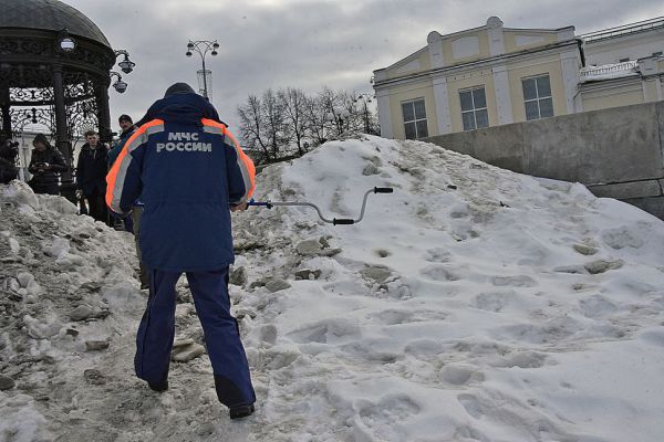 Ночью спасатели достали из пруда молодого человека на самокате