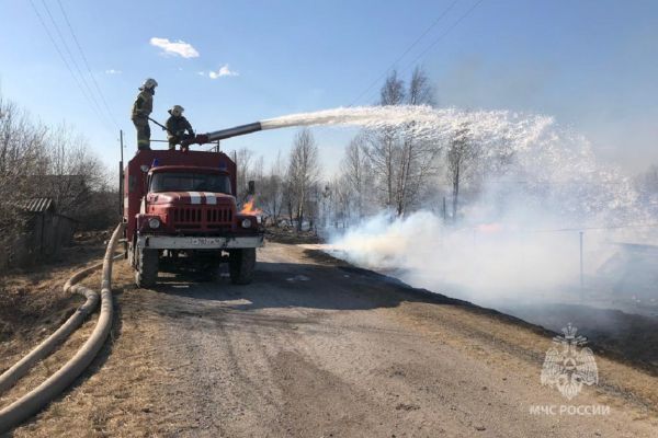 Больше тысячи специалистов борются с природными пожары на Среднем Урале