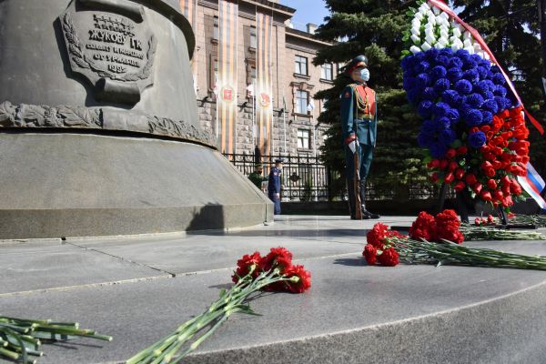 Накануне Дня Победы в Екатеринбурге возложили цветы к памятнику маршалу Георгию Жукову