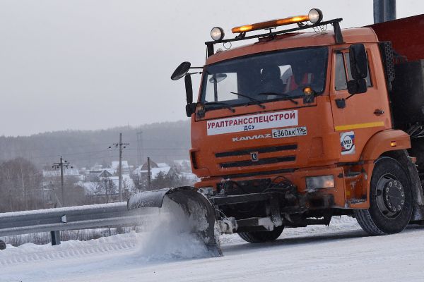 Дорожные службы продолжат борьбу со снегом на дорогах Екатеринбурга