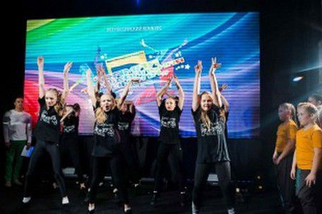 Школы Екатеринбурга поборются за звание самых танцевальных