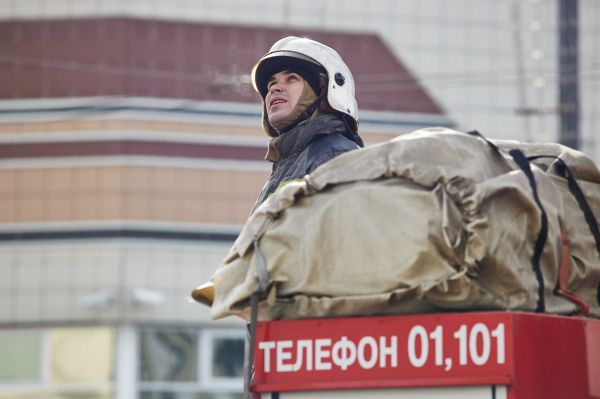В Екатеринбурге загорелся строительный магазин на ЖБИ