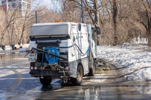 Коммунальщики Екатеринбурга вывели на уборку улиц вакуумную технику