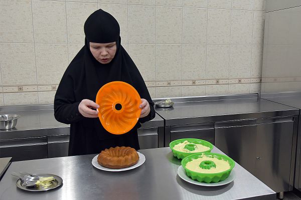 Фоторепортаж: сестры Ново-Тихвинского монастыря раскрыли секреты приготовления рождественского пирога