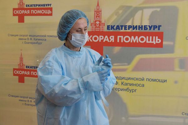 Впервые после спада заболеваемости на Среднем Урале за сутки COVID заразились почти 600 жителей