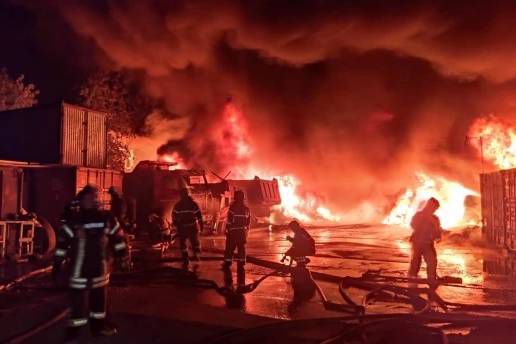 В промзоне в Екатеринбурге вспыхнул ангар с машинами, спасатели успели вынести баллоны с газом