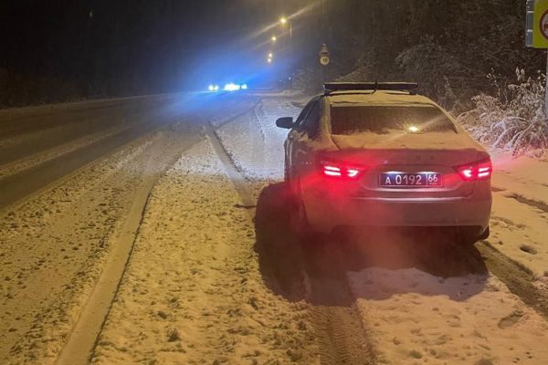 Дороги на севере Свердловской области замело снегом