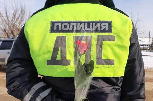 Инспекторы вручили цветы автоледи прямо на дорогах Свердловской области