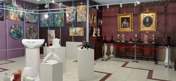 Антиквариат и метамодернизм под одной крышей: в Екатеринбурге открылась галерея «Блик»