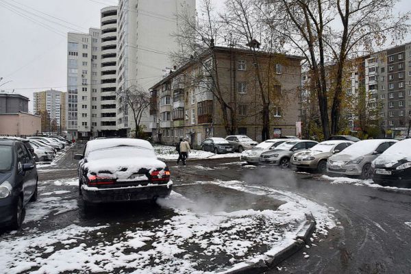 Екатеринбург накрыло снегом