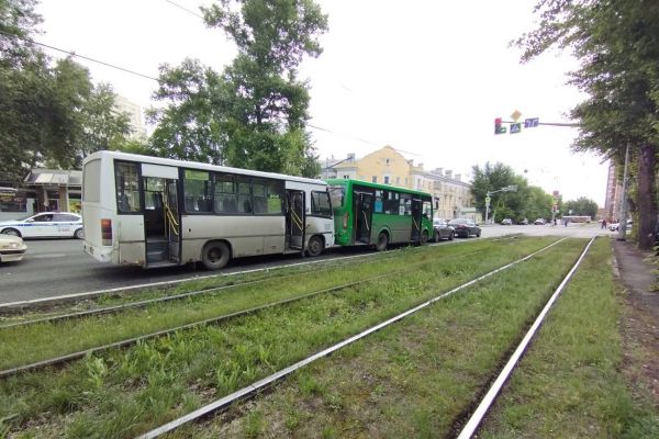 В Екатеринбурге в ДТП с двумя автобусами пострадали пять человек