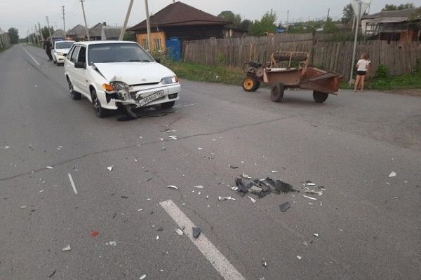 В Свердловской области ВАЗ въехал в мотоблок, на котором ехали трое детей