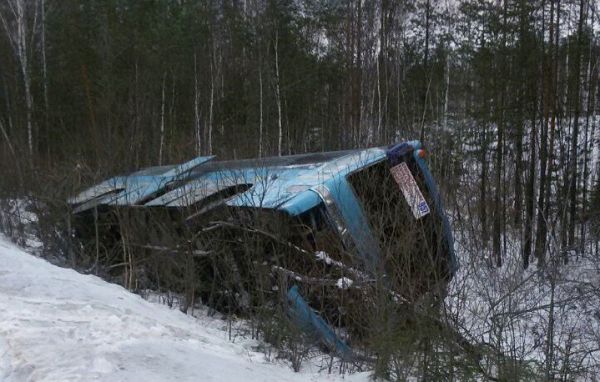 На Серовском тракте перевернулся автобус с пассажирами