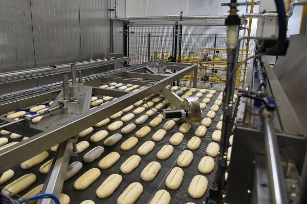 На свердловском хлебозаводе запустили линию по производству четырех видов батонов