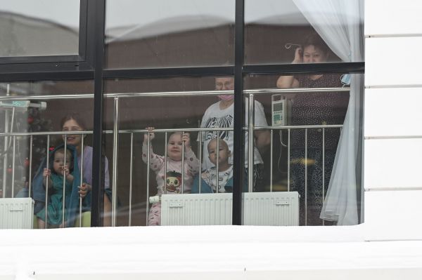 День, укравший у болезни время. Как волонтеры поздравляли детей в Центре онкологии и гематологии