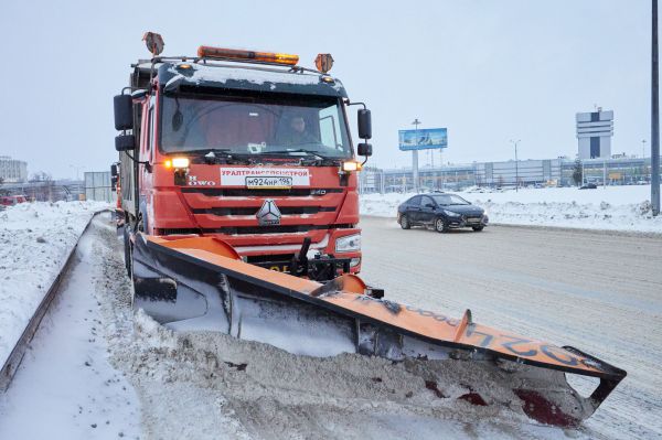 На дороги Свердловской области выехали 159 уборочных машин