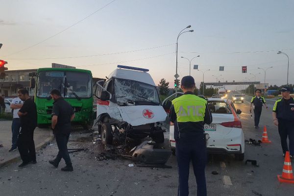 Шесть человек пострадали в ДТП с каршерингом и скорой в Екатеринбурге