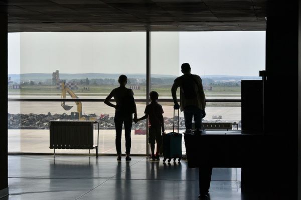 Более 140 тысяч свердловчан не смогут выехать за границу из-за долгов