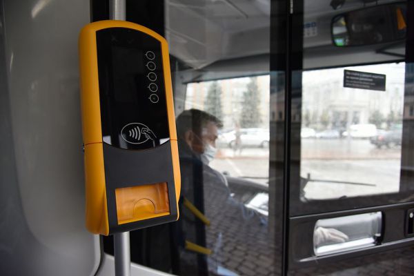 В Екатеринбурге кондуктор набросилась на подростков, которые не оплатили проезд