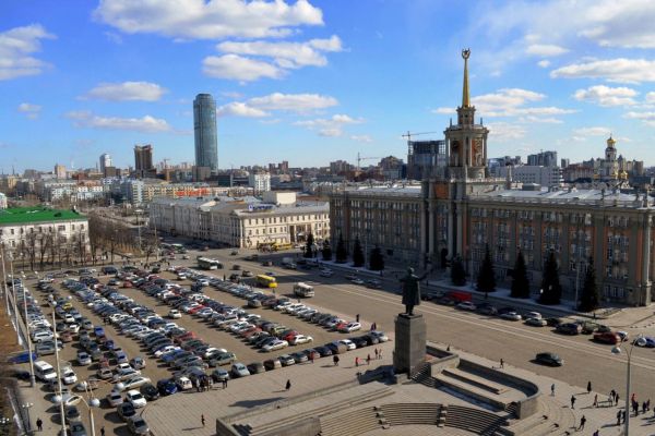В Екатеринбурге парковку на площади 1905 года закрыли до конца января